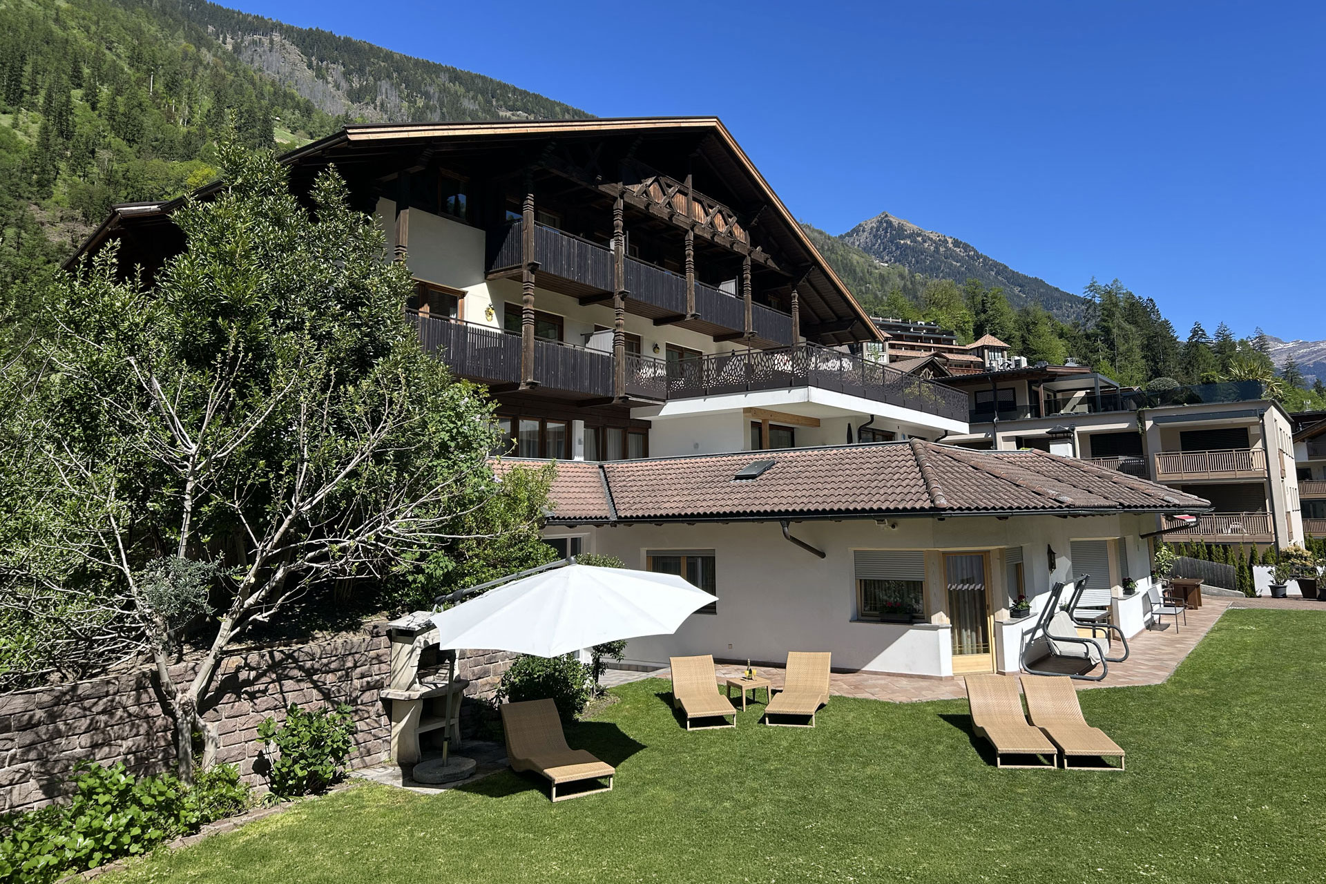 Der Riederhof mit Garten vor der Bergkulisse des Passeiertals
